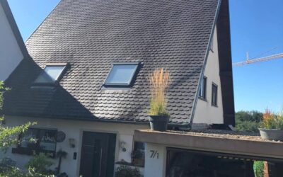 Auch dieses Einfamilienhaus mit einem Ton-Schindeldach in Fr…